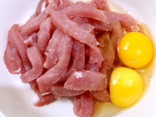 1、火锅店必点之现炸酥肉,鸡蛋打入肉盆里