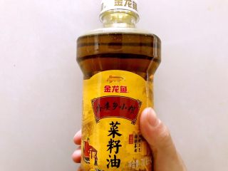 6、火锅店必点之现炸酥肉,今天用这种菜籽油来炸