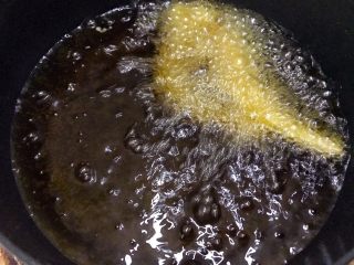 8、火锅店必点之现炸酥肉,中小火加热至无气泡后转小火放入肉条
