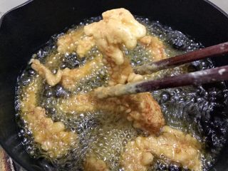 10、火锅店必点之现炸酥肉,炸到金黄色即可