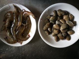 1、冬阴功汤,准备鲜虾和蛤蜊适量。