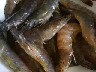 2、冬阴功汤,虾处理干净，剪须抽肠备用。