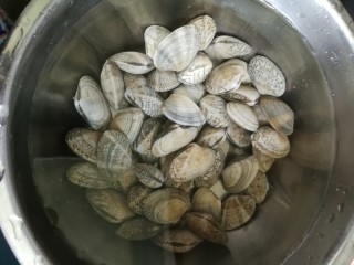 3、冬阴功汤,蛤蜊用盐水浸出沙泥。