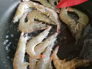 4、冬阴功汤,处理好的虾下油锅煸炒。