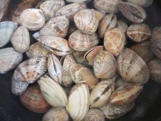 6、冬阴功汤,蛤蜊吐沙后洗净，锅里水开后下蛤蜊煮焯水。（可加少许料酒去腥）