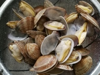 7、冬阴功汤,蛤蜊开口马上捞出。
