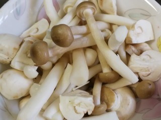 8、冬阴功汤,菌菇洗净沥干水份。