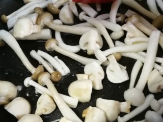 9、冬阴功汤,下油锅煸炒一下备用。