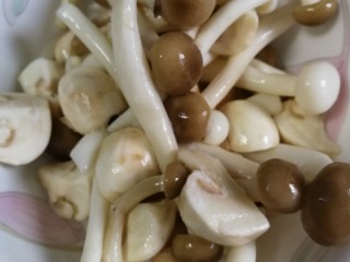 10、冬阴功汤,煸炒好的菌菇（因为没有买到草菇，我用了口蘑。白玉菇和蟹味菇），菌菇可随意，草菇口蘑最佳。