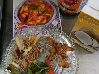 11、冬阴功汤,准备冬阴功酱料一包。南姜若干，香茅适量，柠檬叶适量，朝天椒适量（我只放了一个????），椰浆适量，鱼露适量。