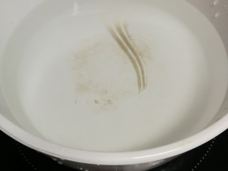 12、冬阴功汤,锅里水烧开（请忽略锅底的伤痕????，被某人烧糊后留下的伤，完美主义者表示不能忍）