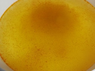 13、冬阴功汤,水开后下冬阴功酱料。（我加了一包半哦，因为汤比较多，一般一包就够啦????）