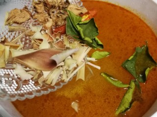 14、冬阴功汤,酱料散开调匀后下南姜柠檬叶朝天椒香茅同煮。