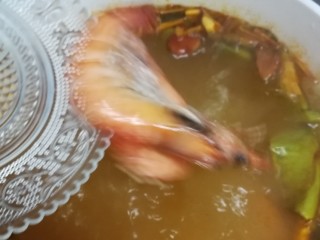 15、冬阴功汤,煮开一会儿后下虾。