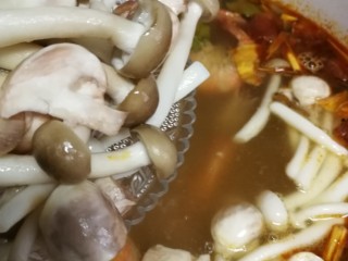 16、冬阴功汤,再下菌菇。