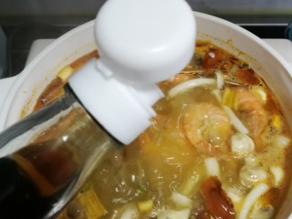 17、冬阴功汤,煮开后加约两勺鱼露调味。