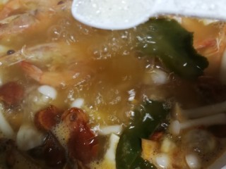 19、冬阴功汤,加盖煮一会儿，加少许白糖以增鲜味。