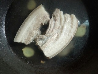 5、回锅肉,等到用筷子戳进去扎的透即可关火