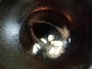 7、回锅肉,炒锅倒入油，油加热后放入蒜炒一下