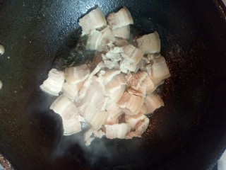 8、回锅肉,将切好的肉片下锅，翻炒一下，翻炒至肉片卷曲，肉片透明最好，这样猪肉的油都被炒出来了，吃起来不会腻