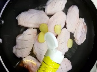 2、可乐鸡翅,鸡翅冷水下锅加入姜，料酒焯水捞出