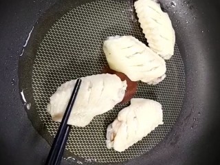 4、可乐鸡翅,锅放油放入鸡翅煎至两面金黄
