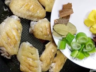 5、可乐鸡翅,放入姜葱，八角，桂皮，香叶