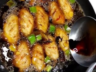 6、可乐鸡翅,再放入番茄酱，一瓶可乐，盐，生抽，老抽，两块冰糖