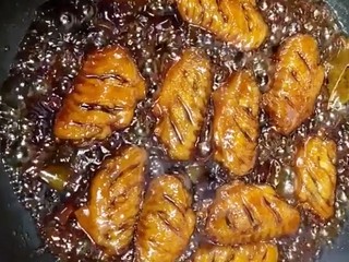 7、可乐鸡翅,大火煮开转小火烧十五分钟大火收汁即可