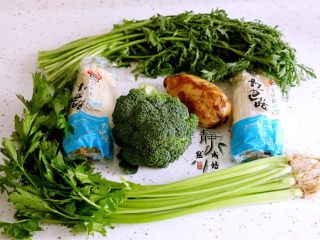 2、麻辣香锅,准备好自己喜欢的蔬菜。香锅之所以倍受欢迎，因为它＂有容乃大＂，能随意搭配。