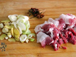 4、麻辣香锅,先把五花肉切成薄片，葱姜蒜改刀待用。