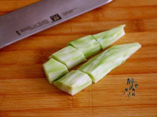 7、麻辣香锅,西兰花的茎不要扔掉，它营养同样丰富。削去老皮后改刀。