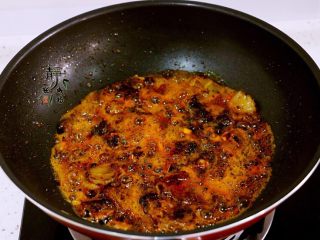 15、麻辣香锅,再放麻辣火锅底料炒香炒匀。