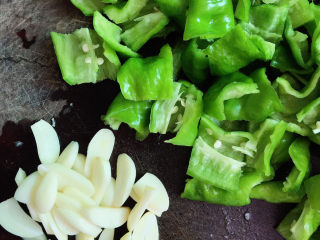 1、青椒肉片,大蒜切片,螺丝椒切块。