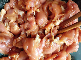 9、青椒肉片,拌匀腌制10分钟左右。