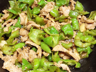 18、青椒肉片,翻炒均匀。