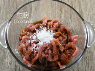 2、一学就会的“鱼香肉丝”做法,倒入料酒、生抽、老抽、盐、油、生抽