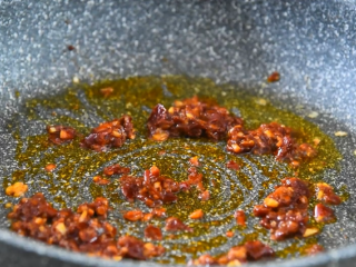 8、一学就会的“鱼香肉丝”做法,.热油锅爆香姜蒜末，倒入豆瓣酱炒至出红油