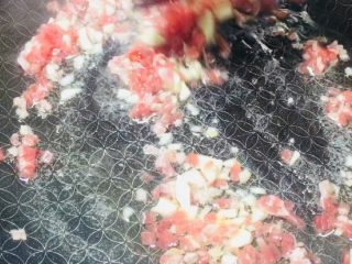 1、湘菜特色蚂蚁上树超辣版,首先把肉沫和蒜末,放进锅里煸炒出水分
