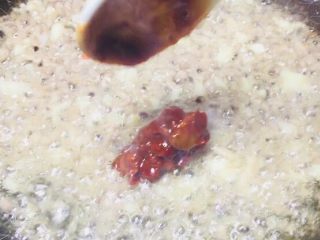 2、湘菜特色蚂蚁上树超辣版,然后加入一勺豆瓣酱
