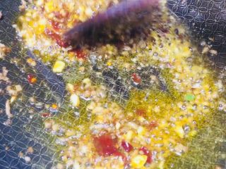 3、湘菜特色蚂蚁上树超辣版,中火翻炒出红油,这点很重要