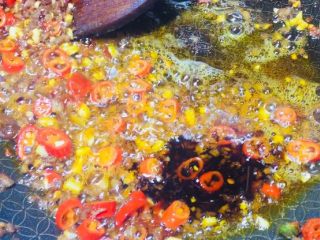 5、湘菜特色蚂蚁上树超辣版,没有任何水分地时候加入生抽