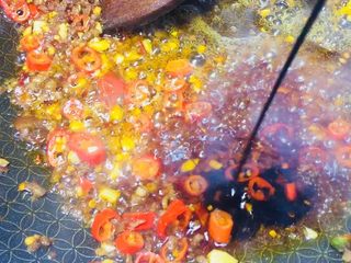 6、湘菜特色蚂蚁上树超辣版,加入老抽,加多一点,颜色漂亮。