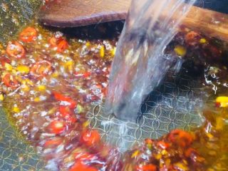 7、湘菜特色蚂蚁上树超辣版,然后加入清水进行煮味