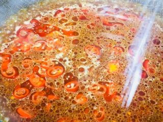 8、湘菜特色蚂蚁上树超辣版,水开了就可以加入盐,记得试一下味道,豆瓣酱有盐味。