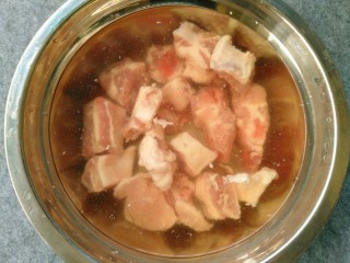 1、#辣味#剁椒豆鼓蒸排骨,准备排骨放入清水中浸泡半小时，去除血水。
