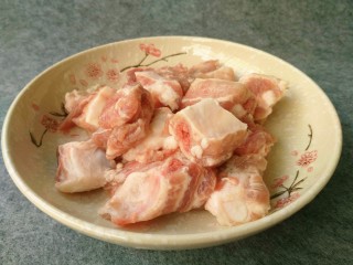 2、#辣味#剁椒豆鼓蒸排骨,洗净沥干水分备用。