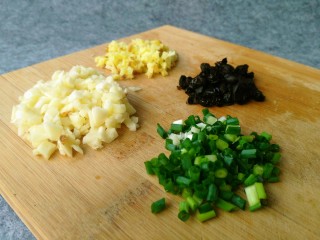 4、#辣味#剁椒豆鼓蒸排骨,姜蒜切沫、葱切小段、豆鼓切碎。