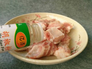 5、#辣味#剁椒豆鼓蒸排骨,沥干水分的排骨加少许胡椒粉。