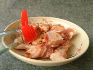 7、#辣味#剁椒豆鼓蒸排骨,少许料酒。